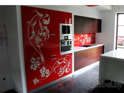 Красная кухня из пластика с фотопечатью Монблан (2)