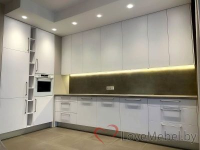 Белая кухня со столешницей под бетон Бильбао