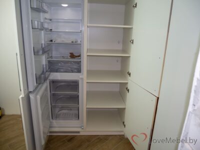 Встроенный холодильник в коридоре