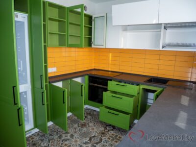 Зеленая кухня с крашенными фасадами
