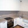 Угловая кухня с верхними ящиками по одной стене